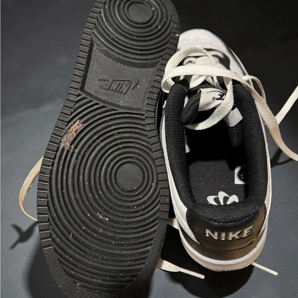Nike Men’s Black and White Low-Top Sneakers